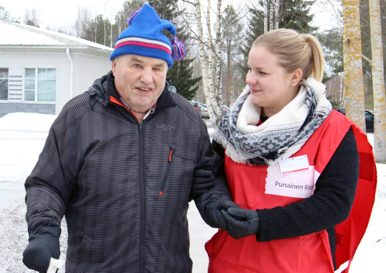 Pulkkilalainen Paavo Oja pääsi tiistaina Riikka Kesosen käsipuolessa ystävänpäiväkävelylle. SPR:n Oulun piirin järjestökehittäjä oli Siikalatvan osaston tukena mukana Koivulehdon tempauksessa, jolla haluttiin muistuttaa ystävyyden tärkeydestä.