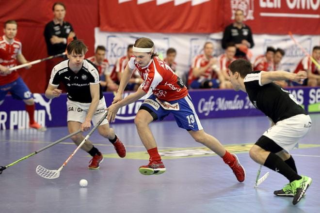 SPV:n Janne Autio pyrkii maalille TPS:n pelaajien välistä. Kuva Heikki Hakanen