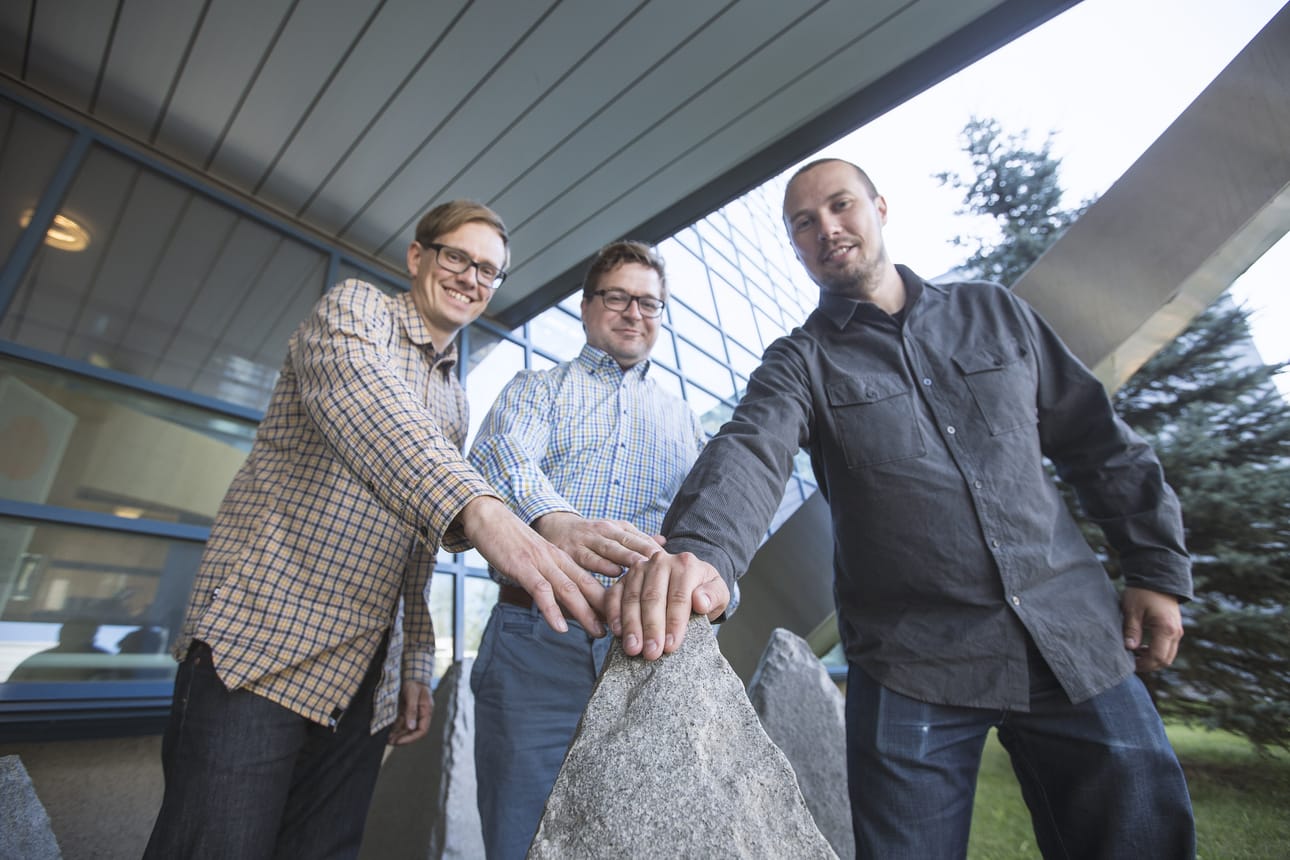 Kyynel Oy:n Teemu Vanninen (vas.), Matti Raustia ja toimitusjohtaja Toni Lindén. Arkistokuva.