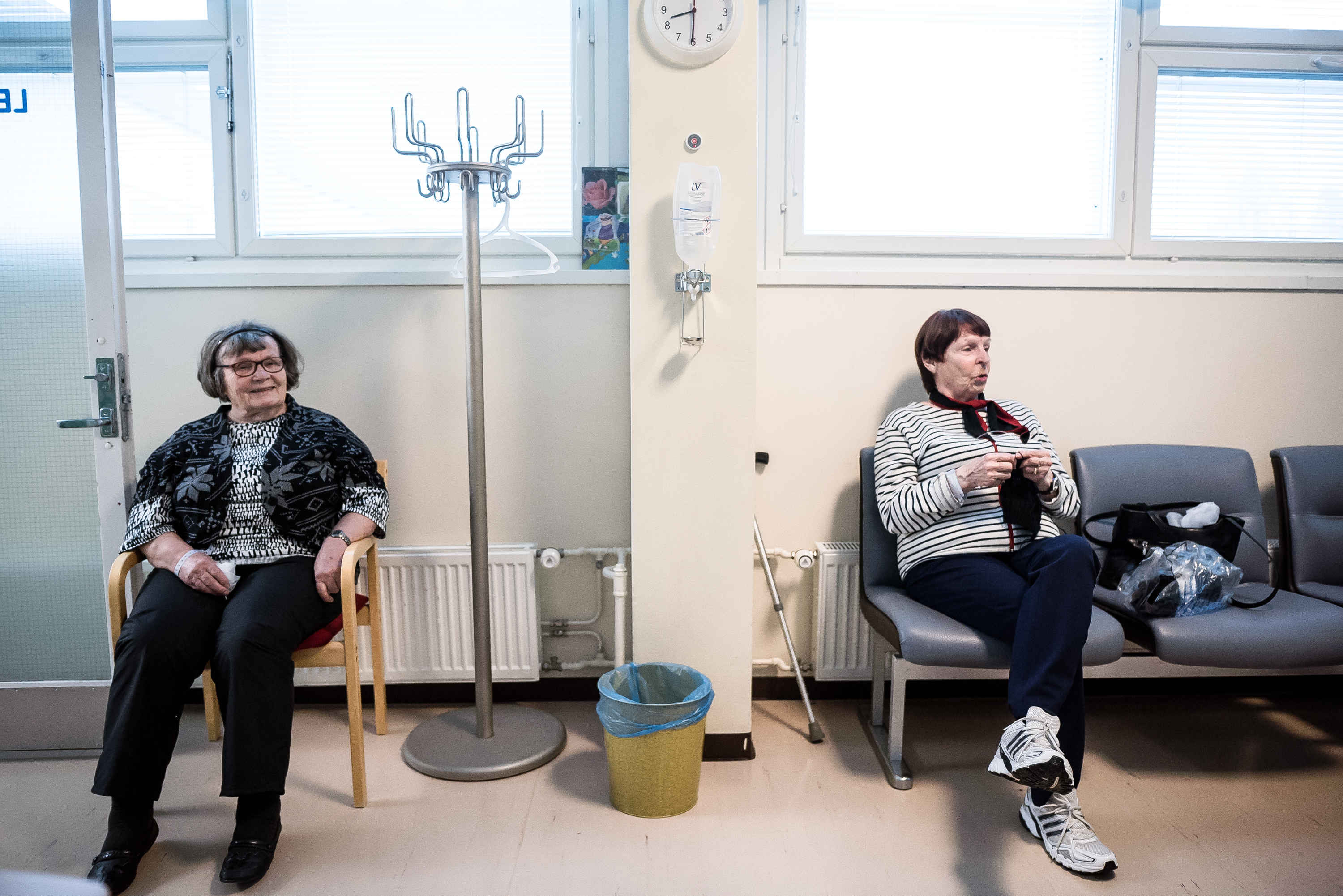 Aune Määttä ja Irja Taipale tulivat kaihileikkaukseen Kuusamon terveyskeskuksen päiväkirurgiselle osastolle aamulla kahdeksalta. Homma hoitui parissa tunnissa.