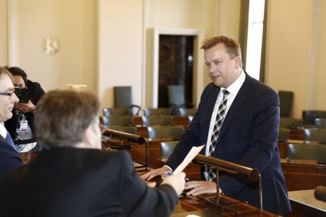 Antti Kaikkonen tarkistutti muiden mukana valtakirjansa tiistaina. Kaikkonen ei vielä kommentoinut, aikooko hän asettua ehdolle keskustan seuraavaksi puheenjohtajaksi. KUVA: Joel Maisalmi