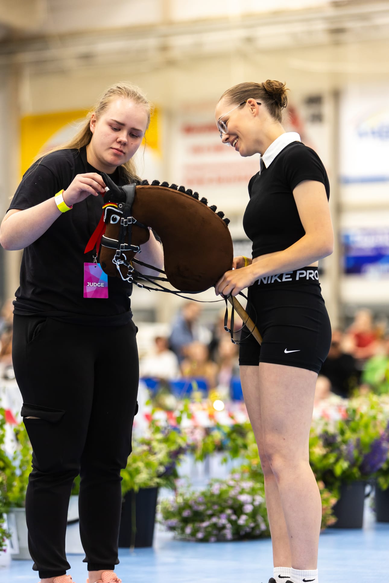 Viime vuoden palkitsemistilaisuudessa tuomari Anne Takala ja saksalainen Nele Nöhrbaß.