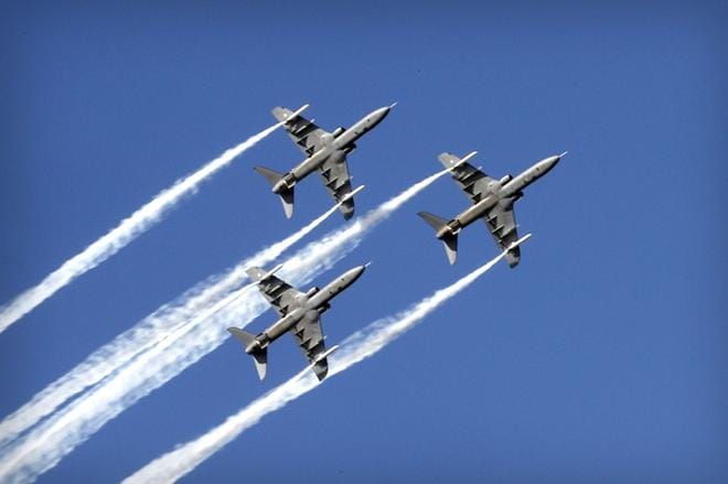 Taitolento-osasto Midnight Hawksin esitys Seinäjoella vain kolmella koneella on harvinainen tapaus. KUVA: JOUKO HÄNNINEN