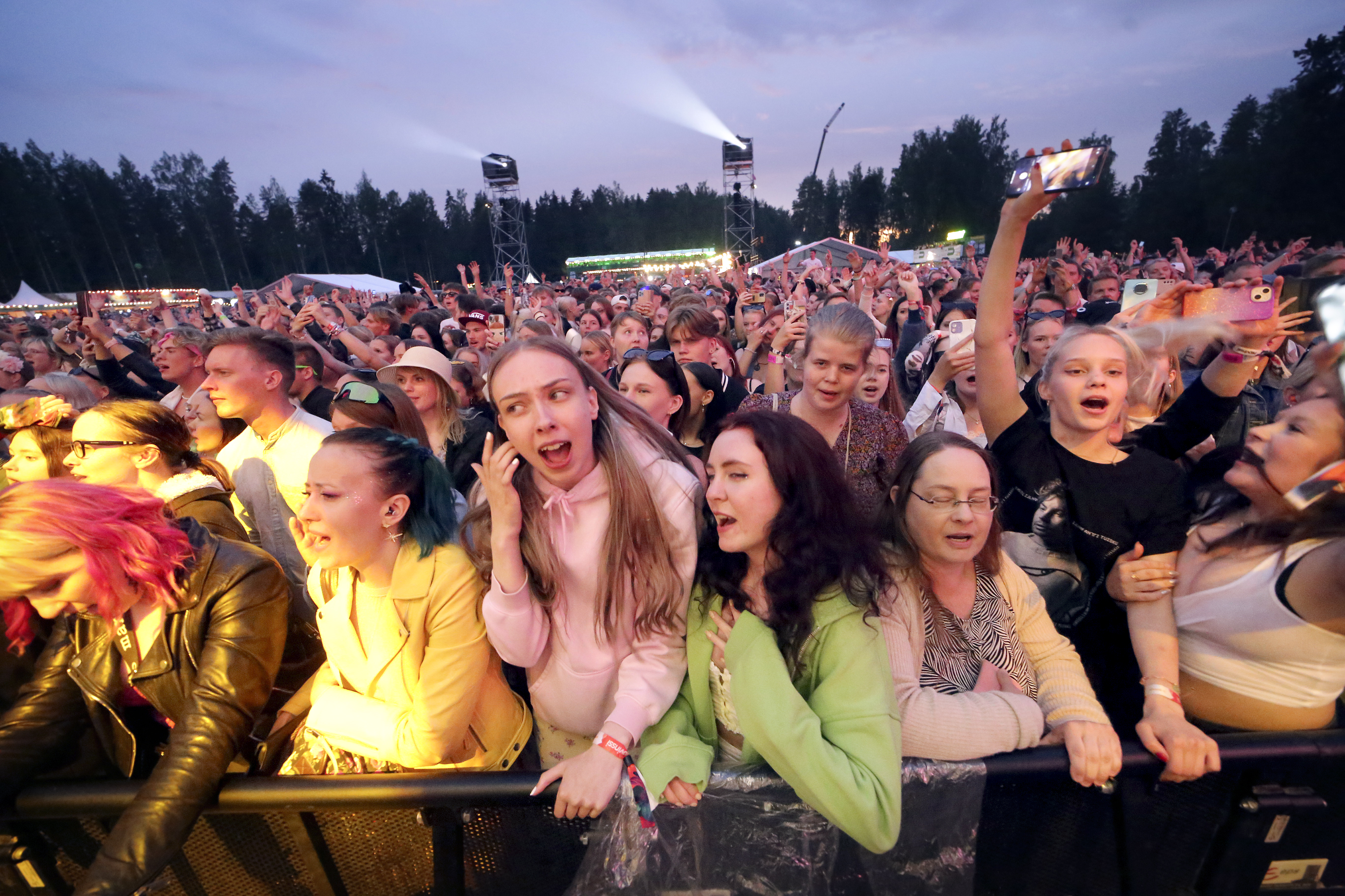 Provinssi jatkuu vielä lauantain, jolloin päälavalla esiintyvät Käärijä, Maija Vilkkumaa, Juha Tapio, JVG, Apulanta ja Ghost.