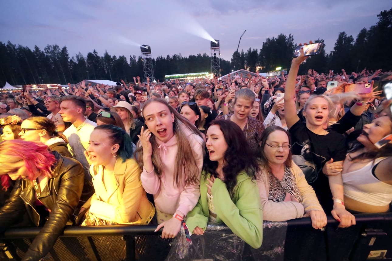 Provinssi jatkuu vielä lauantain, jolloin päälavalla esiintyvät Käärijä, Maija Vilkkumaa, Juha Tapio, JVG, Apulanta ja Ghost.