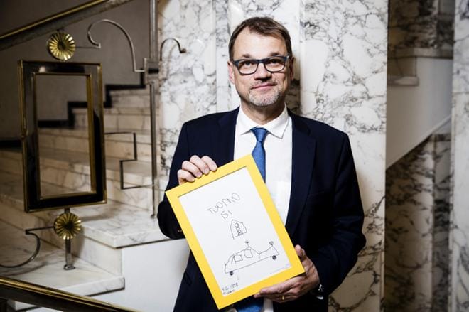 Pääministeri Juha Sipilän (kesk.) rakkain ja tärkein esine on piirros, jonka hänen nuorin poikansa Tuomo Sipilä piirsi viisivuotiaana. Kuva: Joel Maisalmi