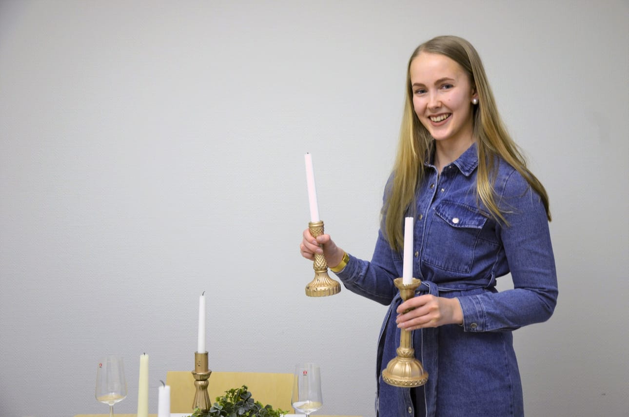 Janina Mäki-Kojola perusti yrityksen, joka vuokraa somisteita juhliin.