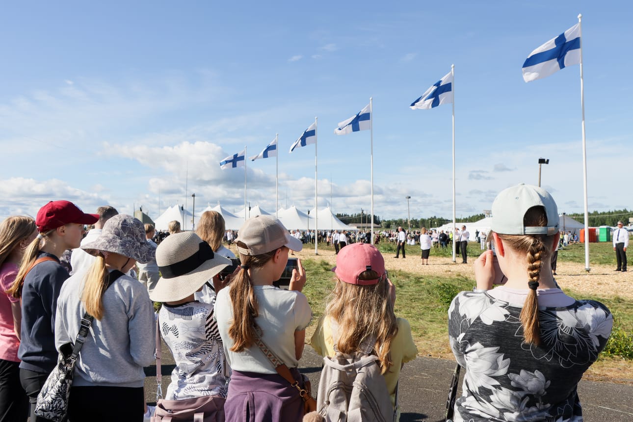 Vanhemmat ovat huolissaan siitä, että Tarratoimikunta on tuonut keskustelujen ja tarrojen kautta lasten maailmaan asioita, jotka eivät heidän mielestään vielä kuulu lasten kehitysvaiheeseen.