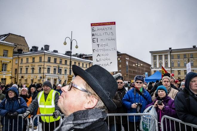 Hallituksen työllistämistoimia vastaan osoitettiin mieltä Senaatintorilla helmikuussa. Silloin aktiivimallia kävi puolustamassa kokoomuksen kansanedustaja Juhana Vartiainen. KUVA: JOEL MAISALMI