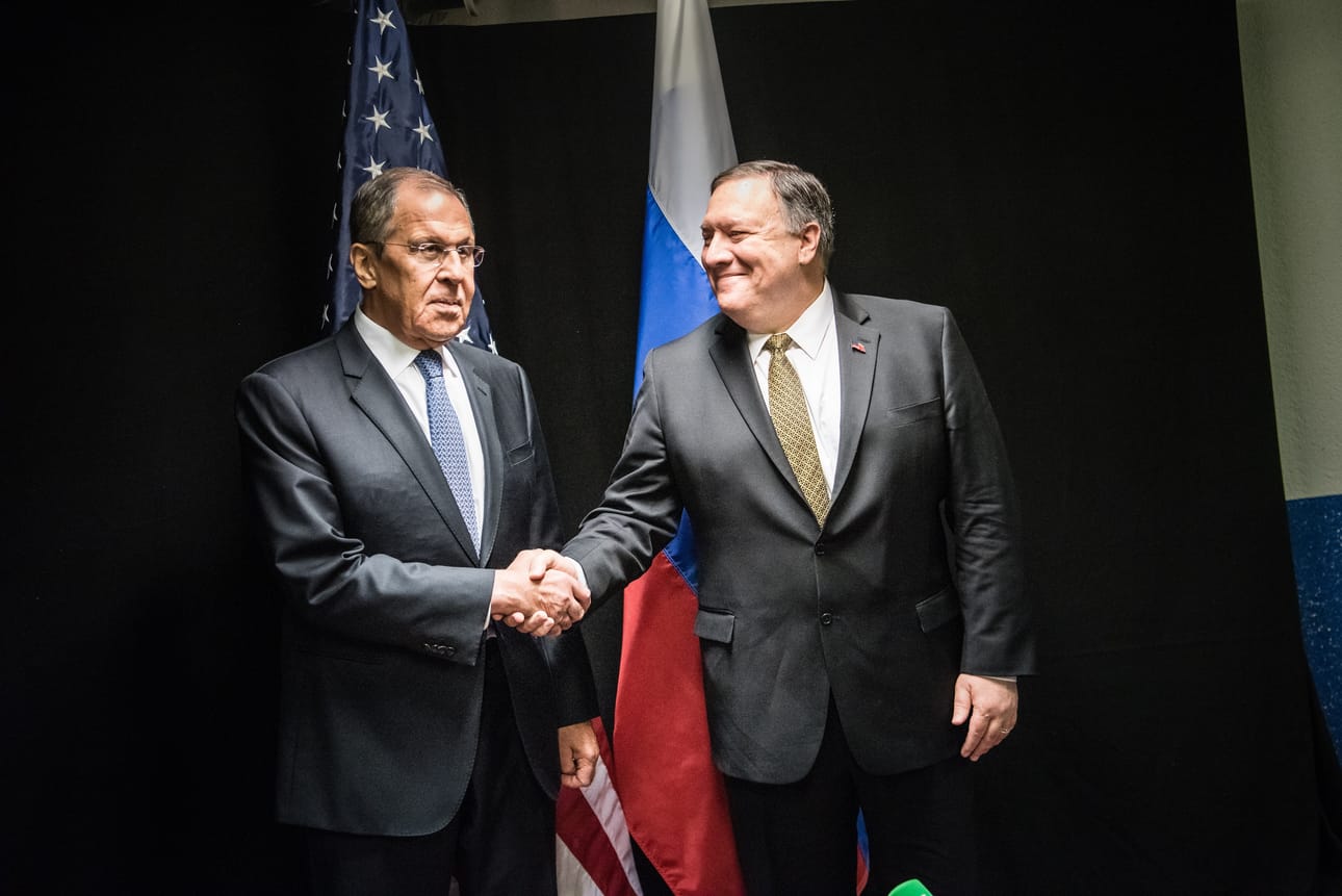 Yhdysvaltain ulkoministeri Mike Pompeo (oikealla) tapasi Venäjän ulkoministerin Sergei Lavrovin Rovaniemellä toukokuussa. Nyt vuoropuhelua jatkavat Helsingissä maiden apulaisulkoministerit.