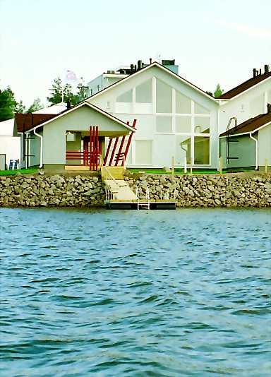 Kotilaituri . Merimetso-rivitaloasunnot on rakennettu vesirajaan.