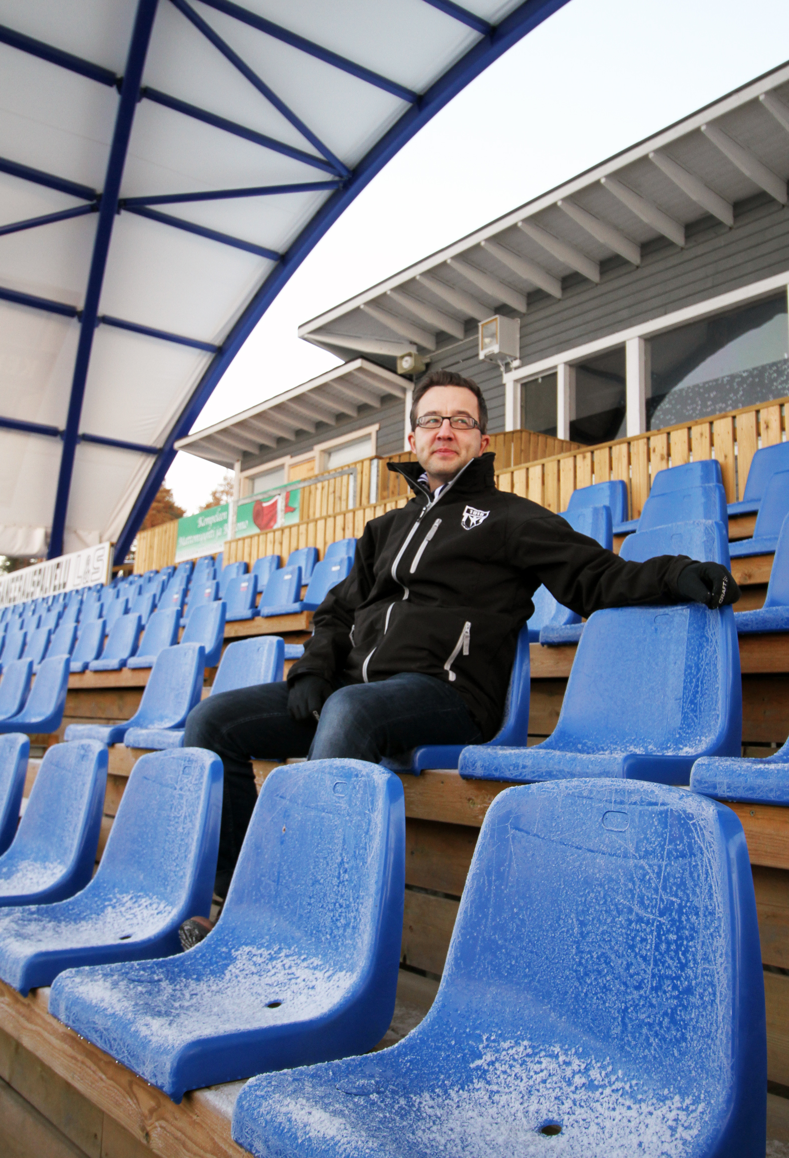 Charles Meyer löysi Kempeleen Kiristä uuden fanituskohteen. Hän on vahvasti mukana miesten Superpesiksen taustajoukoissa. Koukkupaja Areenalla soiva musiikki on Meyerin valitsemaa.