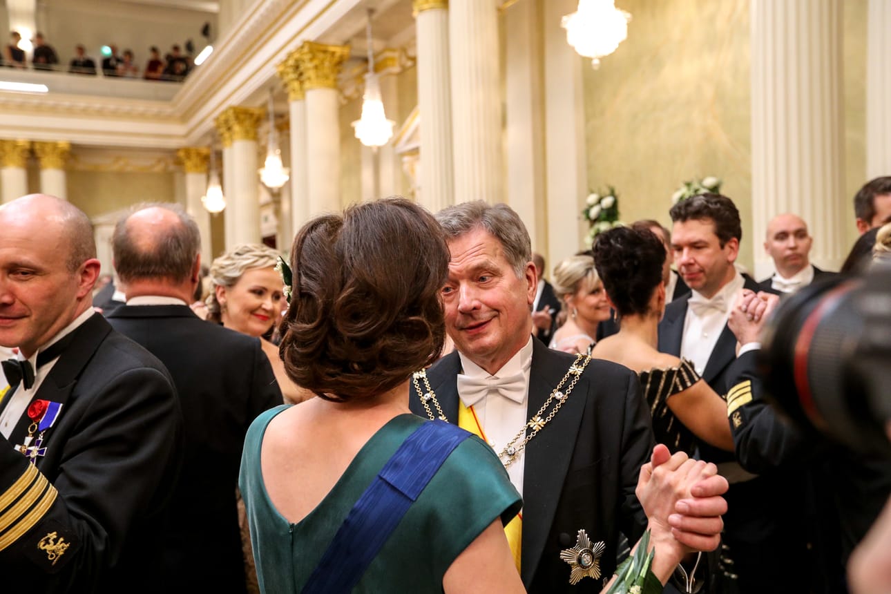 Presidenttipari tanssimassa Presidentinlinnan lattialla vuonna 2017.