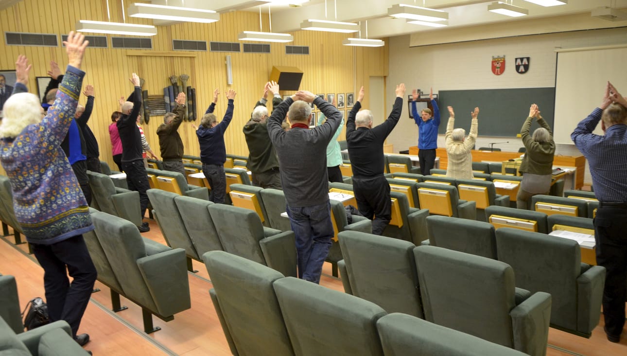 Kevätkokoukseensa valtuustosaliin kokoontuneet Eläkeliiton Posion yhdistyksen jäsenet tekivät aluksi tasapainoa kehittäviä liikkeitä vapaa-aikasihteeri Antti Häkämiehen johdolla.