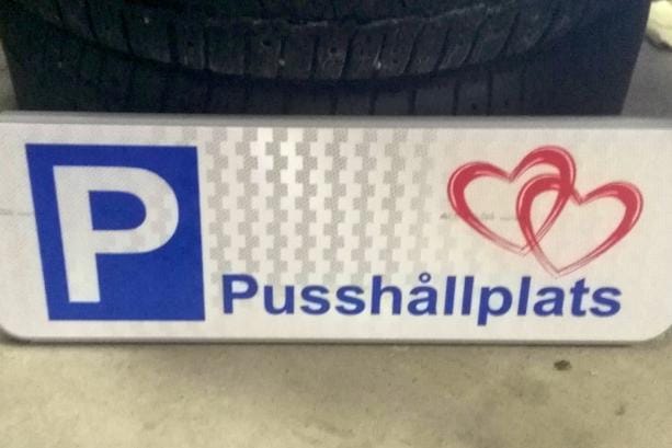 Merkit on valmistettu samalla pajalla kuin kaupungin muutkin liikennemerkit. KUVA: UUDENKAARLEPYYN KAUPUNKI