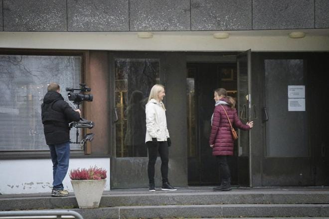 Hallintosihteeri Hanna Matintuvalla on pieni avustajan rooli, kun näyttelijä Saija Lentonen menee kaupungintalolle, kuvaamassa elokuvan tuotannosta vastaava Tony Heino. Kuvat ja video: Johanna Kataja