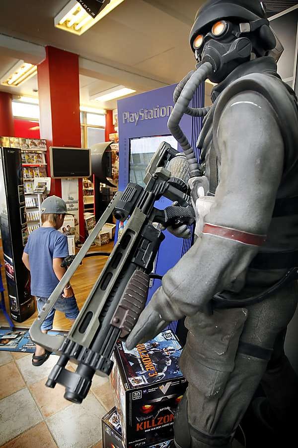 Pelikaupoissa ei innostuta ajatuksesta, että sotapelit siirrettäisiin pois kauppojen hyllyiltä.