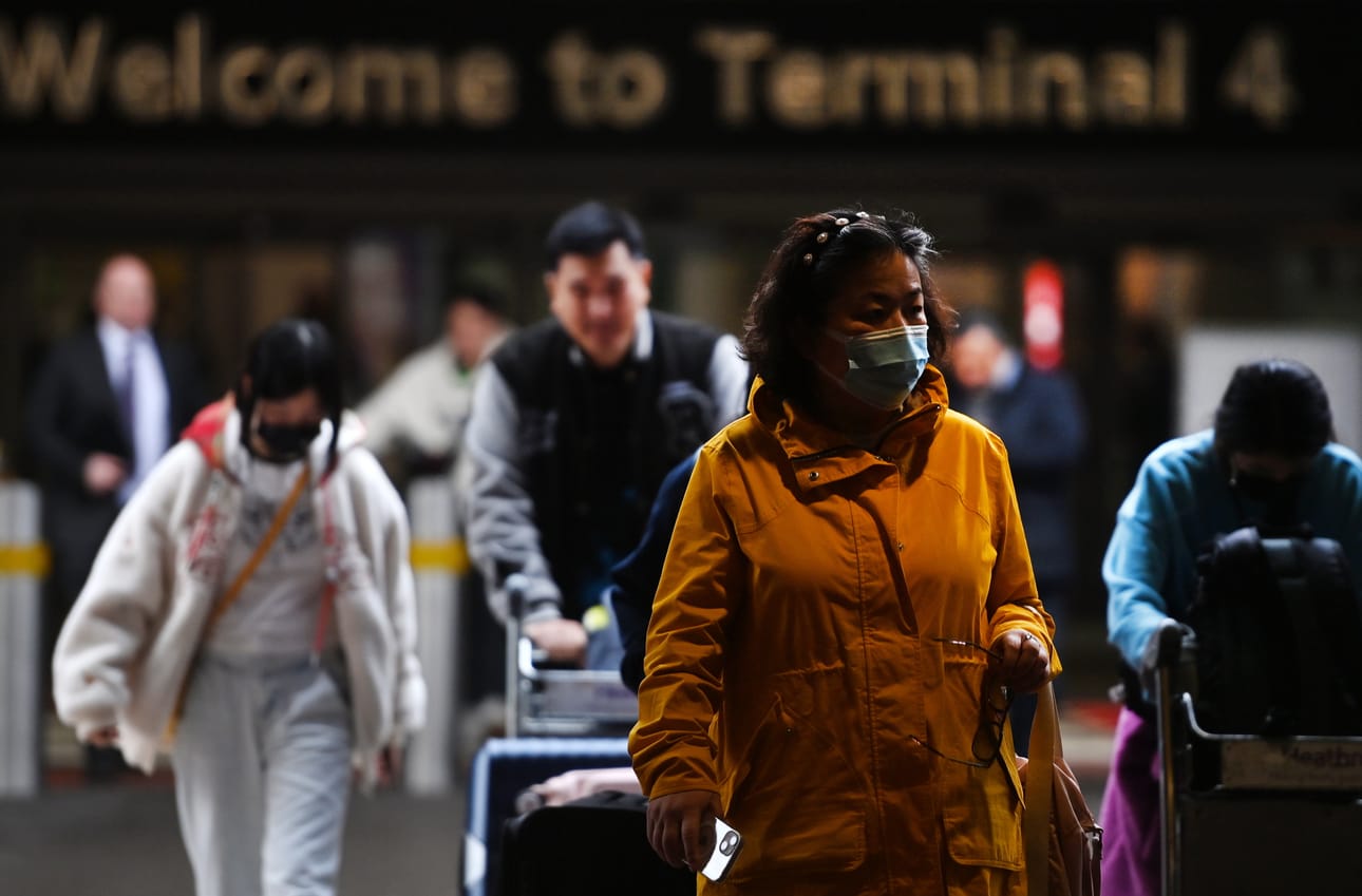 Kiinalaiset matkustajat saapumassa Heathrown lentokentälle Lontoossa keskiviikkona.