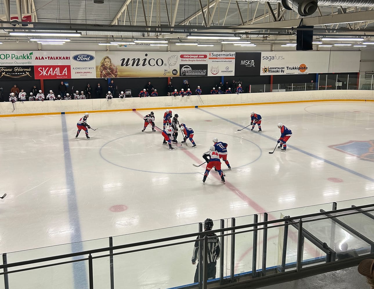 Kauhavan Hela-Kiekko pelasi kauden ensimmäisenä kotiottelunsa Unico Areenalla viime lauantaina. Vastaan luisteli JPK Alajärveltä.