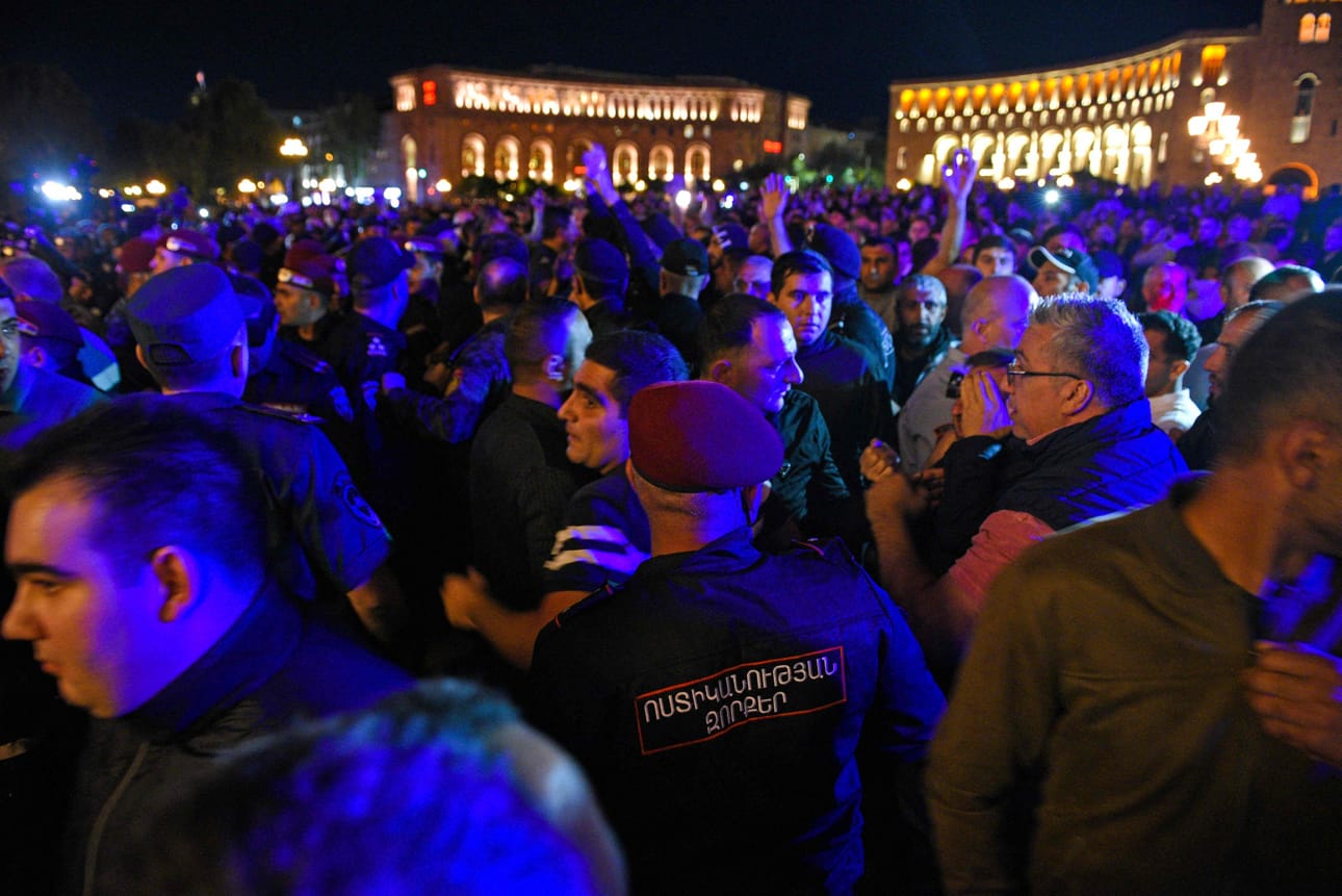 Osa mielenosoittajista otti yhteen poliisin kanssa Jerevanissa tiistaina. LEHTIKUVA/AFP