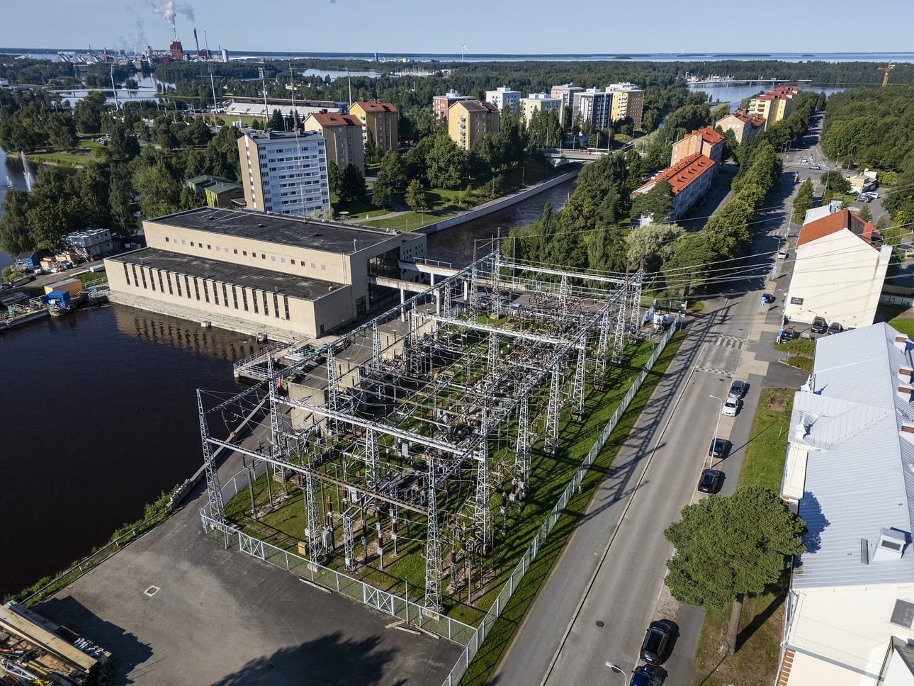 Merikosken voimalaitoksen vieressä oleva rautaviidakko poistuu suureksi osaksi ja tilalle tehdään rakennus, johon sähköaseman elementit piilotetaan.