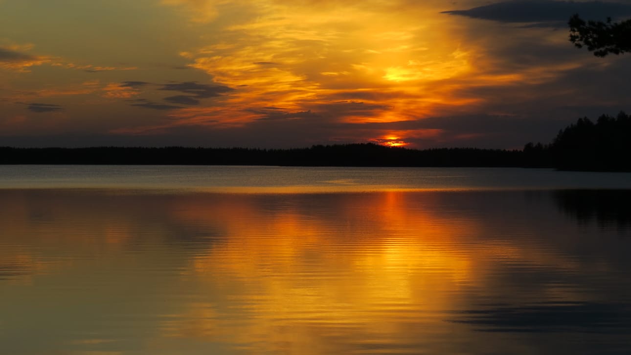 Auringonlasku Pyhäntäjärveen 19. toukokuuta kello 22.22.