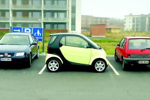 Ei parkkeerausongelmia. Smart ForTwo mahtuu Kaakkurin marketin perhepaikalle poikittainkin.