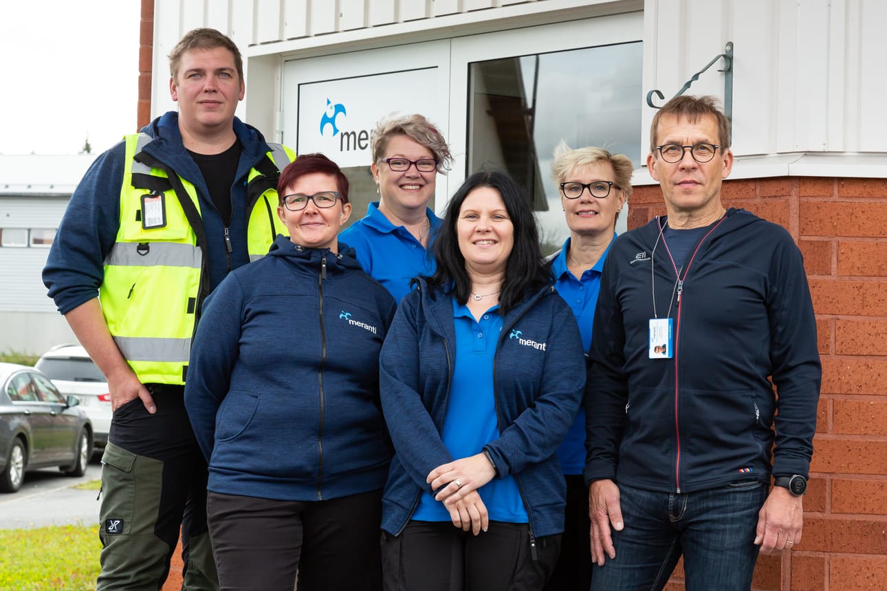 Meranti Siivouspalveluiden ammattilaiset Antti Rimpeläinen (vas.), Heidi Sääskilahti, Marianne Tuomainen, Johanna Sallinen, Sinikka Nissilä ja Antti Pietilä tekevät työtään asiakkaidensa ja heidän kiinteistöjensä parhaaksi.