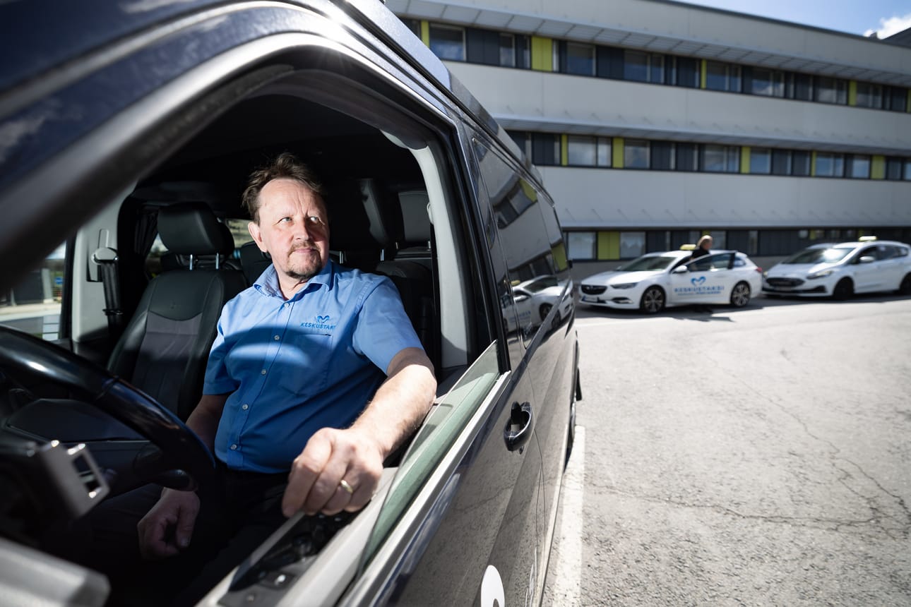 Muutokset Kela-korvattavissa ajoissa vaikuttavat moneen kuljettajaan. Jarmo Kataja-Aho on huolissaan taksitoiminnan kannattavuudesta.