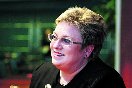 Jaana Laitinen-Pesola on kyllästynyt juhlapuheisiin, joissa kehutaan hoitoalan ammattilaisia.