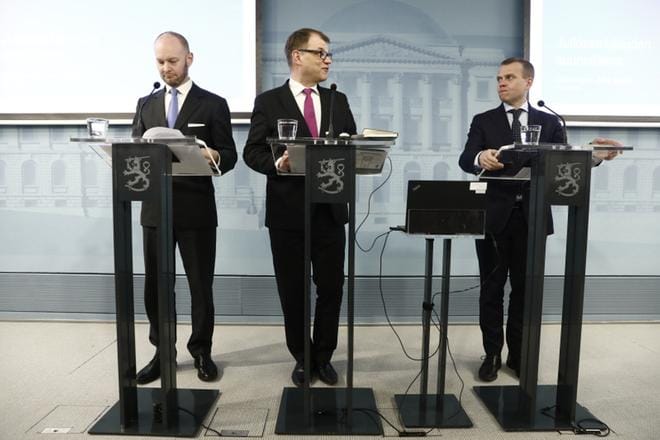 Hallituspuolueiden puheenjohtajat, Eurooppa-, kulttuuri- urheiluministeri Sampo Terho (sin.), pääministeri Juha Sipilä (kesk.) ja valtiovarainministeri Petteri Orpo (kok.) tiedottivat kehysriihen tuloksista keskiviikkoiltana. KUVA: Joel Maisalmi