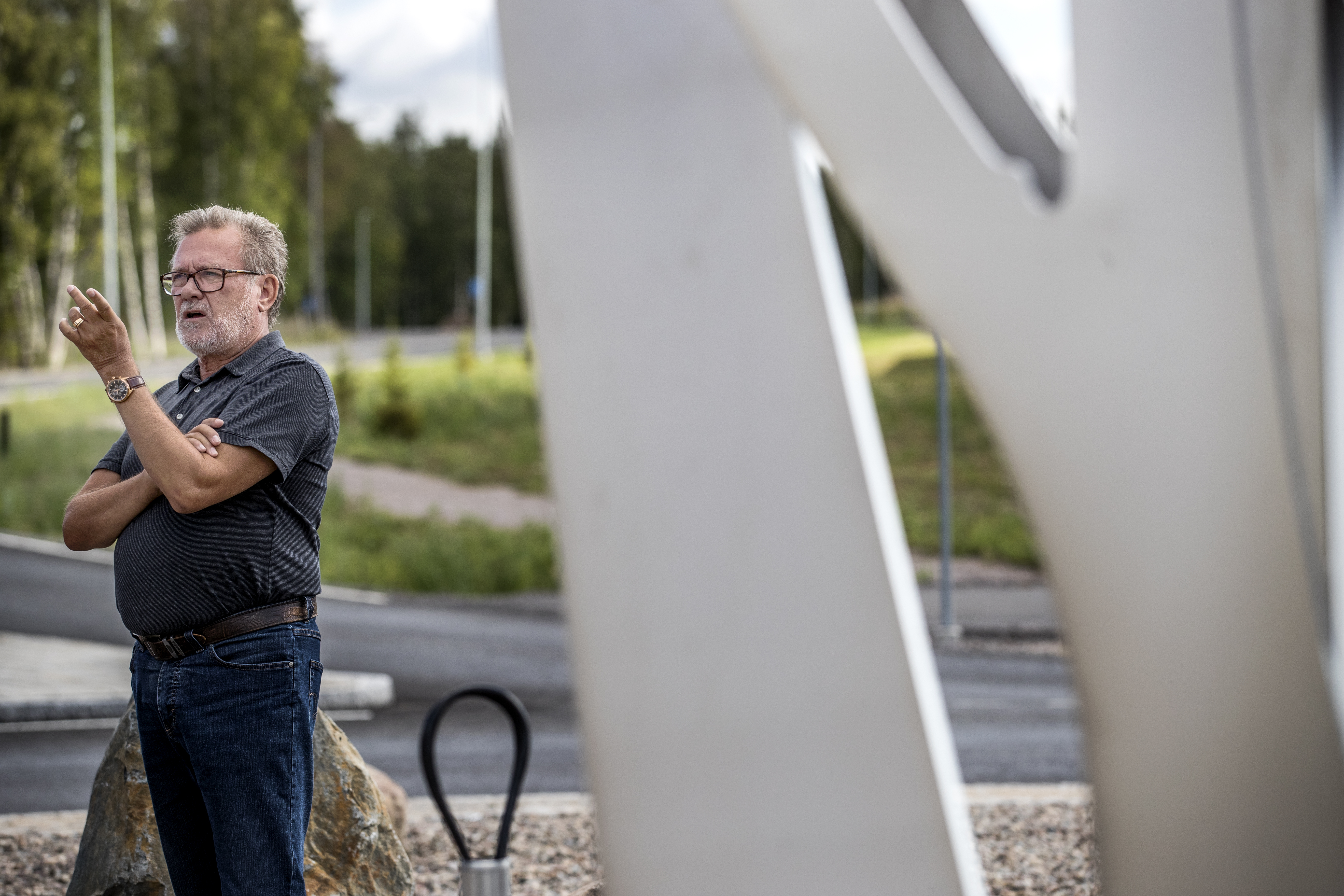 - Ensin ajattelin panna tämän nimeksi Liitos, mutta pattijokiset puhuvat kauranröyhystä, joten se on nyt Röyhy, sanoo veistoksen suunnitellut tiemestari Markku Häyhä.