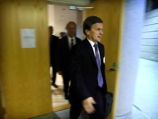 Myös kauppa- ja teollisuusministeri Mauri Pekkarinen (kesk.) on liittynyt esityksen vastustajiin.