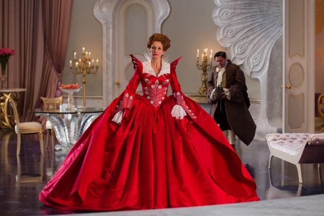 Julia Roberts tulkitsee herkullisesti Lumikin pahaa äitipuolta elokuvassa Kerro, kerro kuvastin. KUVA: Hero