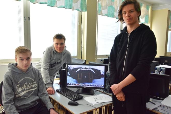 Datannomiopiskelijat Veeti Autio (vas.), Joni Perttula ja Casper Jokelainen olivat mukana tekemässä virtuaalimuseota Töysä-seuralle. KUVA: MIINA HAKALA