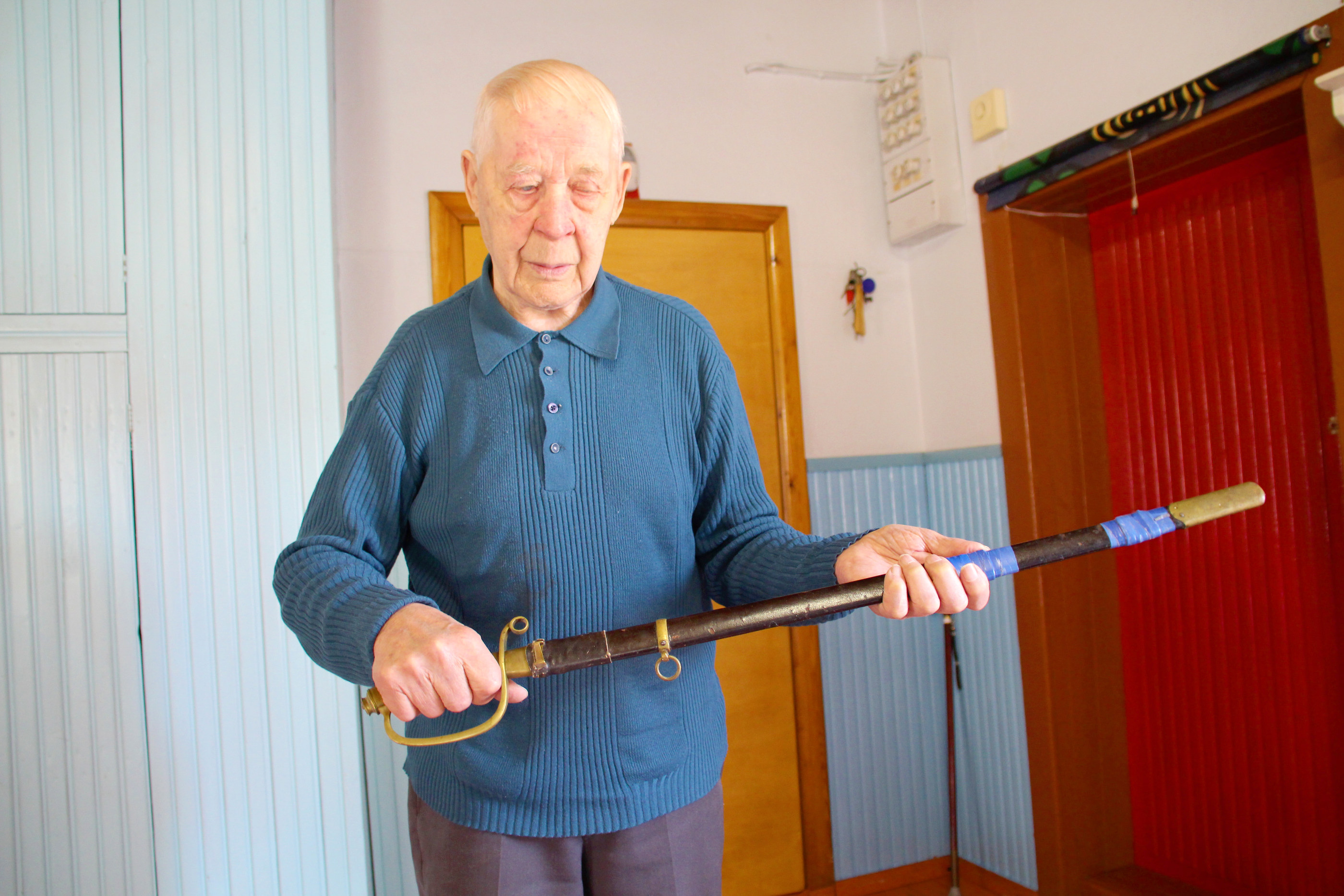 Vilho Koivumaa ja isän miekka. Isä ei antanut poikien leikkiä poliisien juhlapukuun kuuluneella terävänlaisella arvomerkillä.