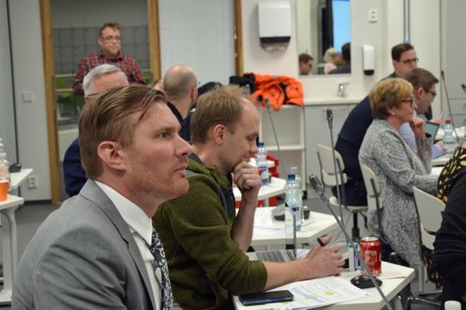 Kokoomuksen Sami Keskinen (edessä) puolusti voimakkaasti Jalasjärven Kiuaskallio-hanketta. Puoluetoveri Veli-Matti Penttilän mukaan Kurikalla ei ole koko hankkeeseen varaa. KUVA: JARMO PANULA