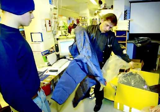 Rajoitettu lisäetu. Jan Sirniö (oik.) hankki Ari Virkkuselta uuden liittymän saadakseen kylkiäisenä toppatakin, jota toimitusjohtaja Jorma Itkonen esittelee.
