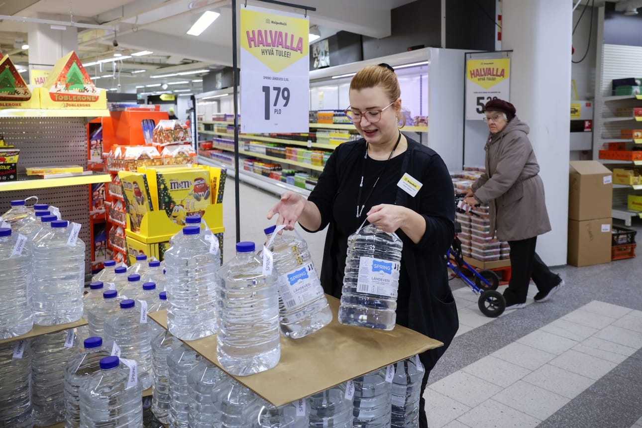 Myymäläpäällikkö Terhi Vesalan mukaan tyhjentyneitä hyllyjä on saatu jo täytettyä.