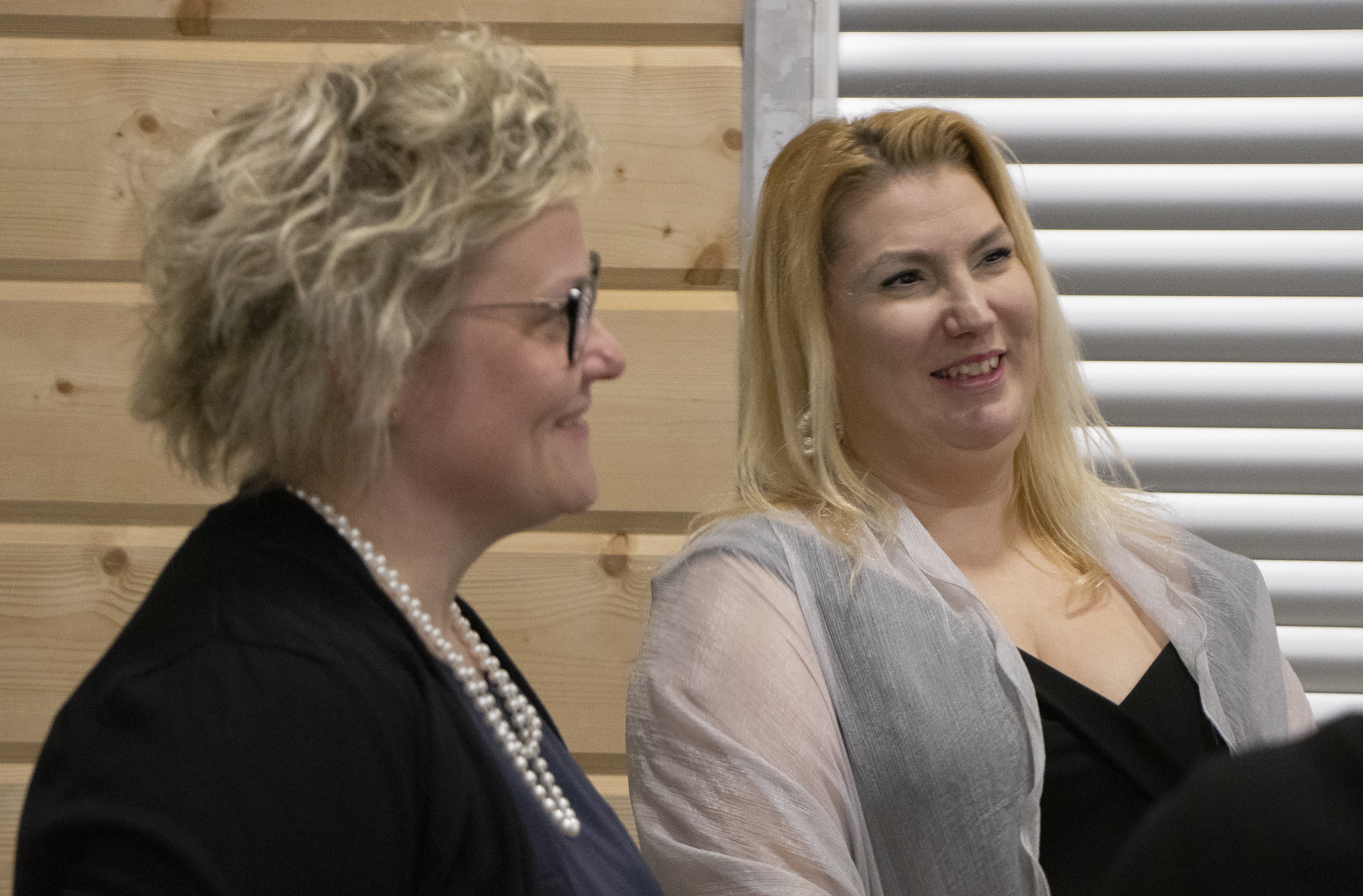 Oikealla raahelainen kansanedustaja Katja Hänninen (vas.).