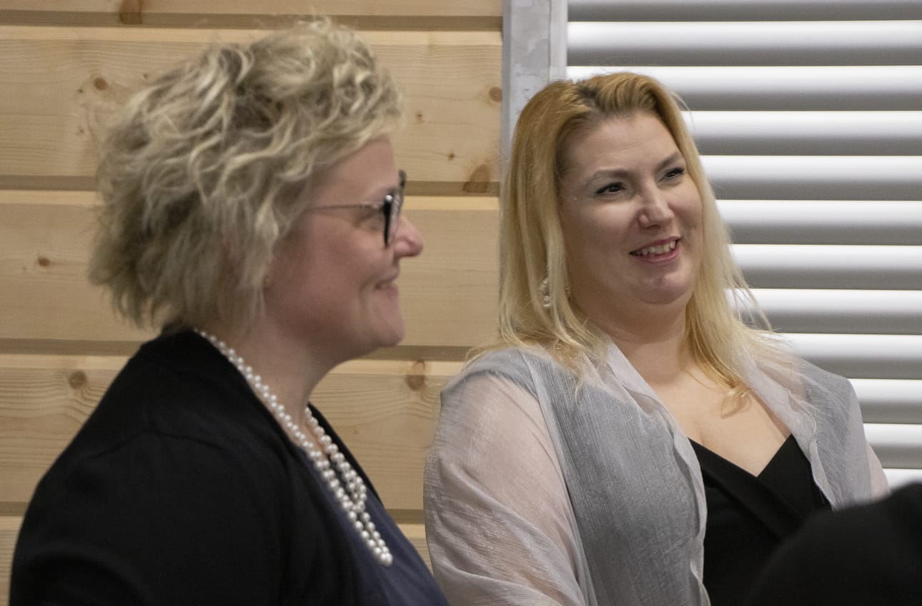 Oikealla raahelainen kansanedustaja Katja Hänninen (vas.).