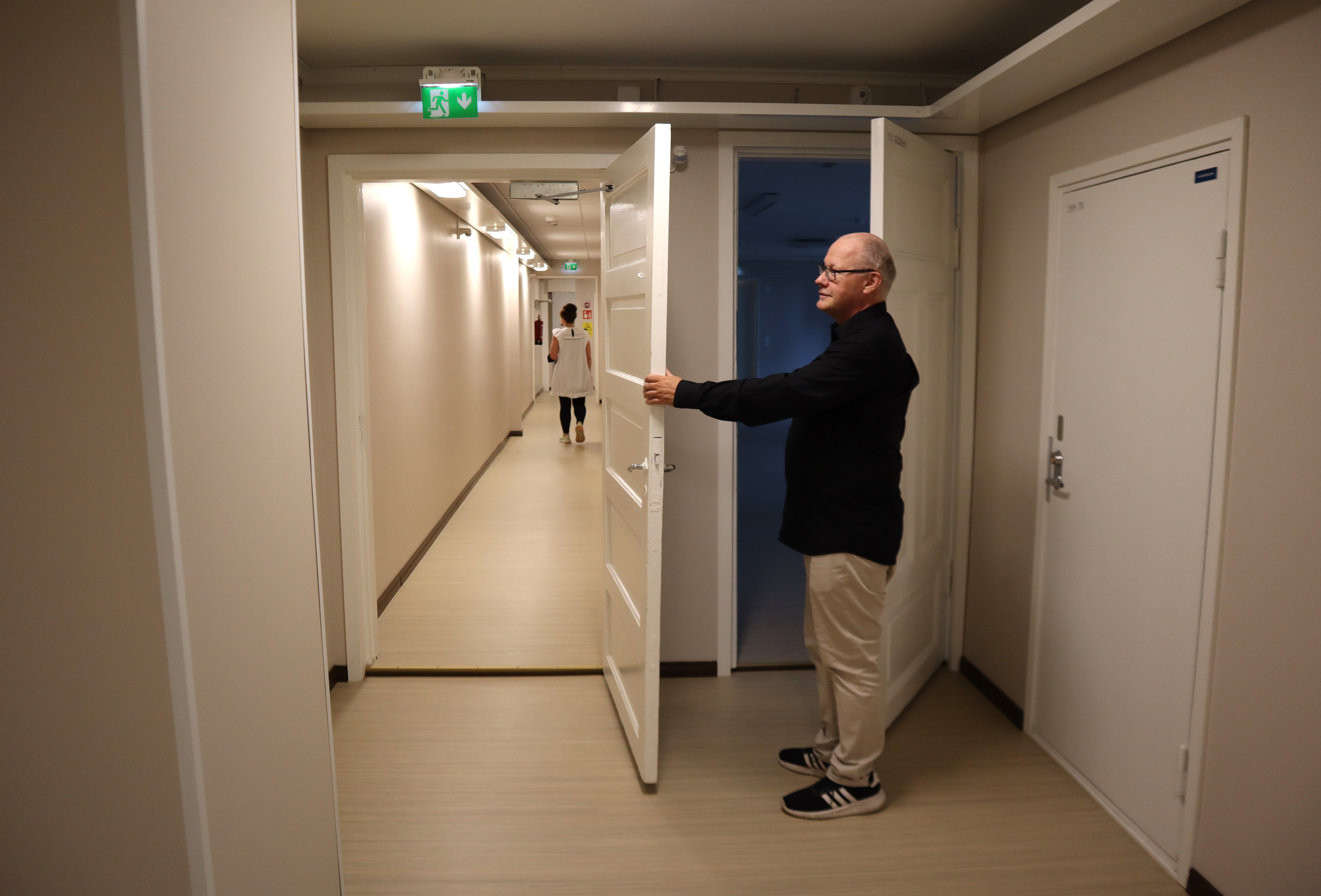 Yläkerran suurimpaan työtilaan tehtiin väliseinä. Uutta käytävää pitkin kulku muihin vuokratiloihin on sujuvampaa, kertoo kaupungintalon isäntä Jari Suomela.