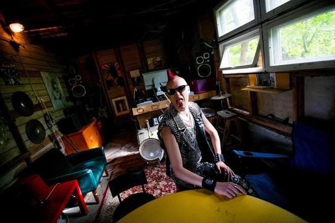 Miro Leirimaa dyykkaa ruokansa, korjaa vaatteensa eikä osta suurten monikansallisten yhtiöiden tuotteita. Hänelle punk ja diy eli tee se itse -elämäntapa ovat myös harrastuksia. – Joku käy pelaamassa tennistä, minä ompelen patcheja (kangasmerkkejä) housuihin. KUVA: JAAKKO ELENIUS