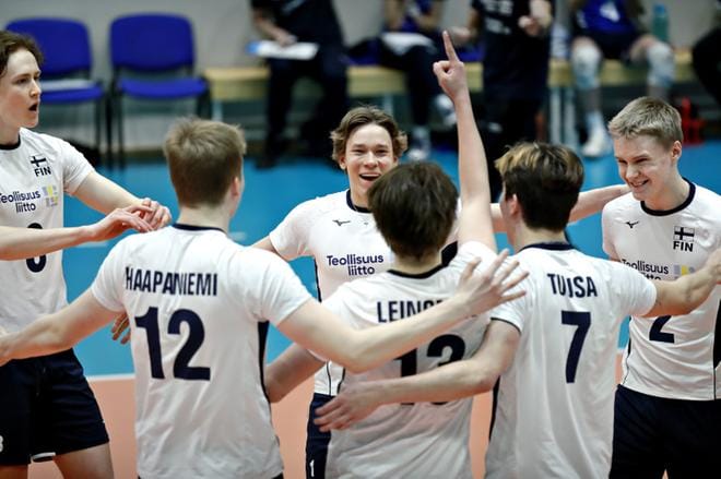 Kuortaneen valmennuskeskuksen joukkue pelaa lentopallon miesten 1-sarjassa Murikat-nimellä. Kuvassa lentopallolupausten viime kauden joukkue tuulettaa välierässä TuTo Volleyta vastaan. ARKISTOKUVA: TOMI KOSONEN