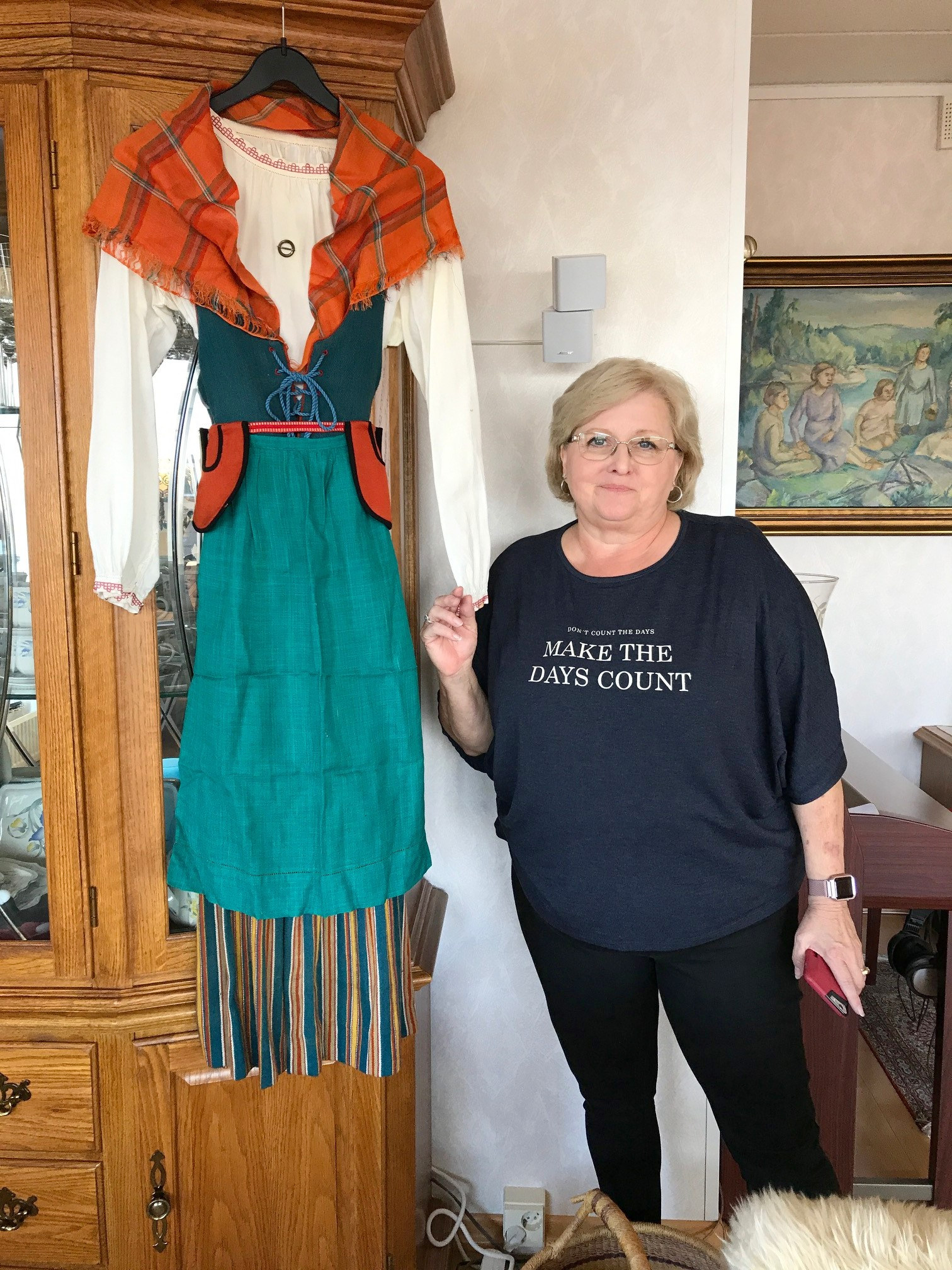 Sama kansallispuku on edelleen Sirkka-Liisalla tallessa. Judy pitää asua upeana edelleen.