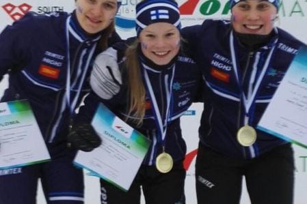 Suomen yhdistelmä Venla Taulavuori, Maria Hoskari ja Siiri Saalo ykkönen nuorten naisten viestissä.