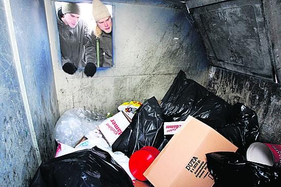 Petri Niemelä (vas.) ja Teppo Rämä kurkkaavat lupaavan näköiseen roskikseen.