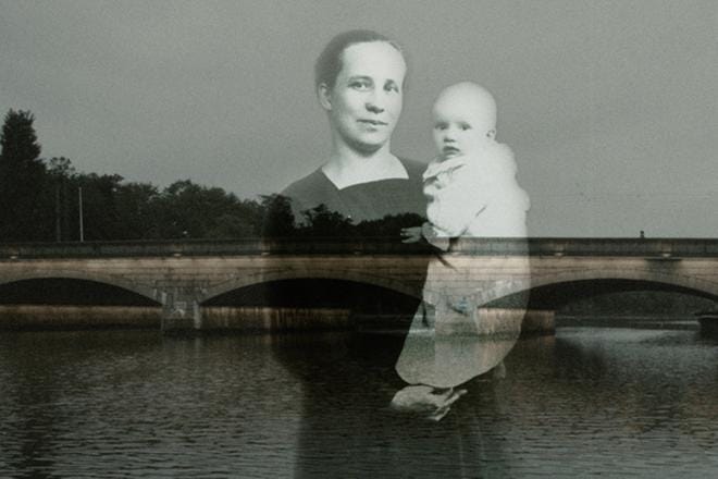 Martta Salmela-Järvinen kanniskeli Hertta-tytärtään vuonna 1921, kun Suomi yritti toipua sisällissodasta. Taustalla näkyy porvarien ja työläisten kaupunginosat Helsingissä yhdistänyt Pitkäsilta. Legendaarisesta maamerkistä on peräisin myös illan dokumentin nimi. KUVA: Yle Kuvapalvelu