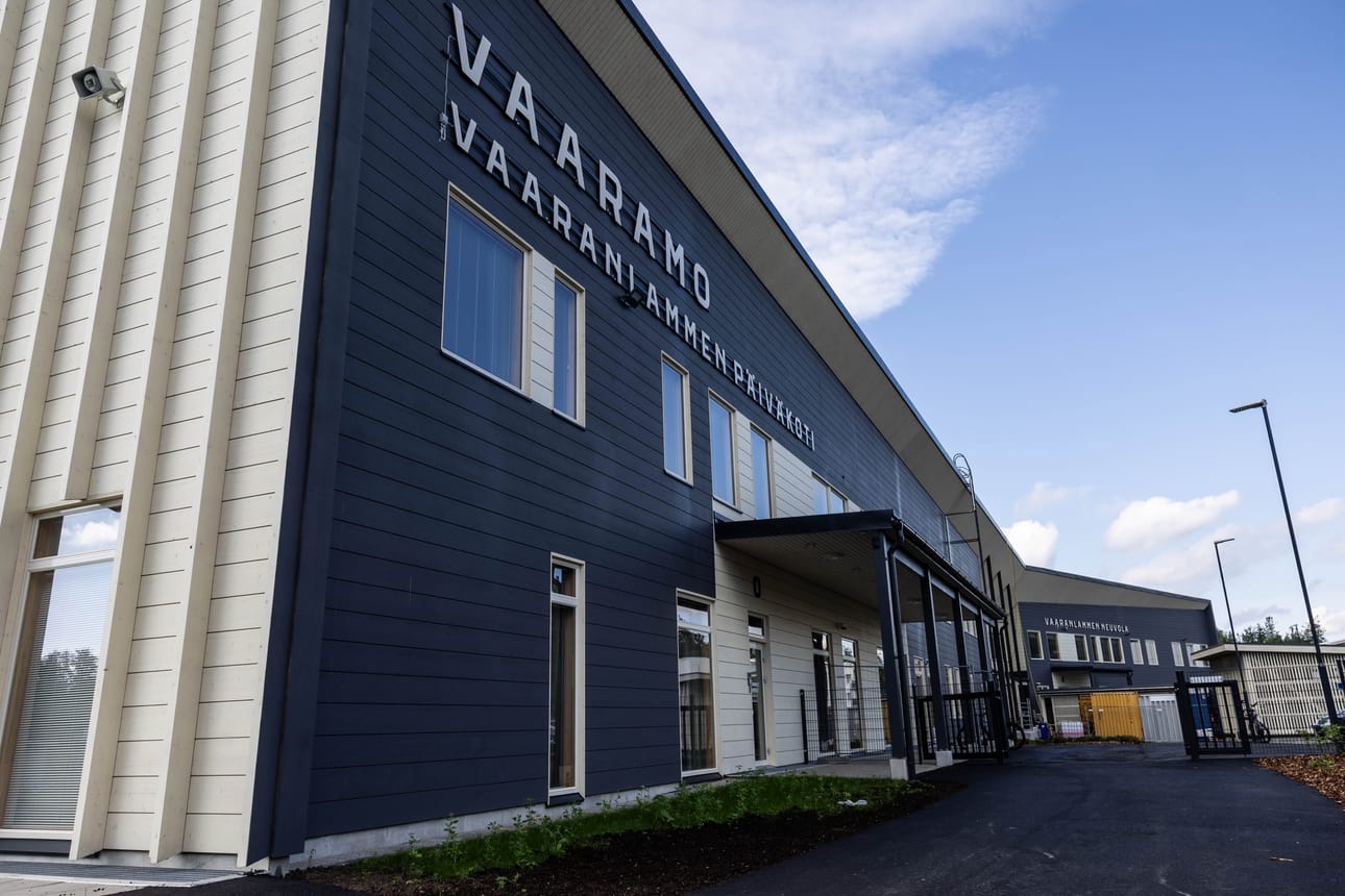 Vaaramo valmistui viime vuonna. Uuden monitoimitalon kirjastossa joudutaan tekemään korjaustöitä ensi viikolla.
