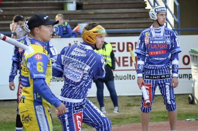 Sami Haapakoski sai pitää kultaisen kypäränsä vielä Ankkurit-pelin jälkeenkin. Kuvassa myös lukkari Miika Keski-Petäjä ja Vedon Viljo Sillanpää. KUVA: MARKKU TURPELA